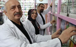 Dede, Anne ve Torun Aynı Eczanede Mesai Yapıyor