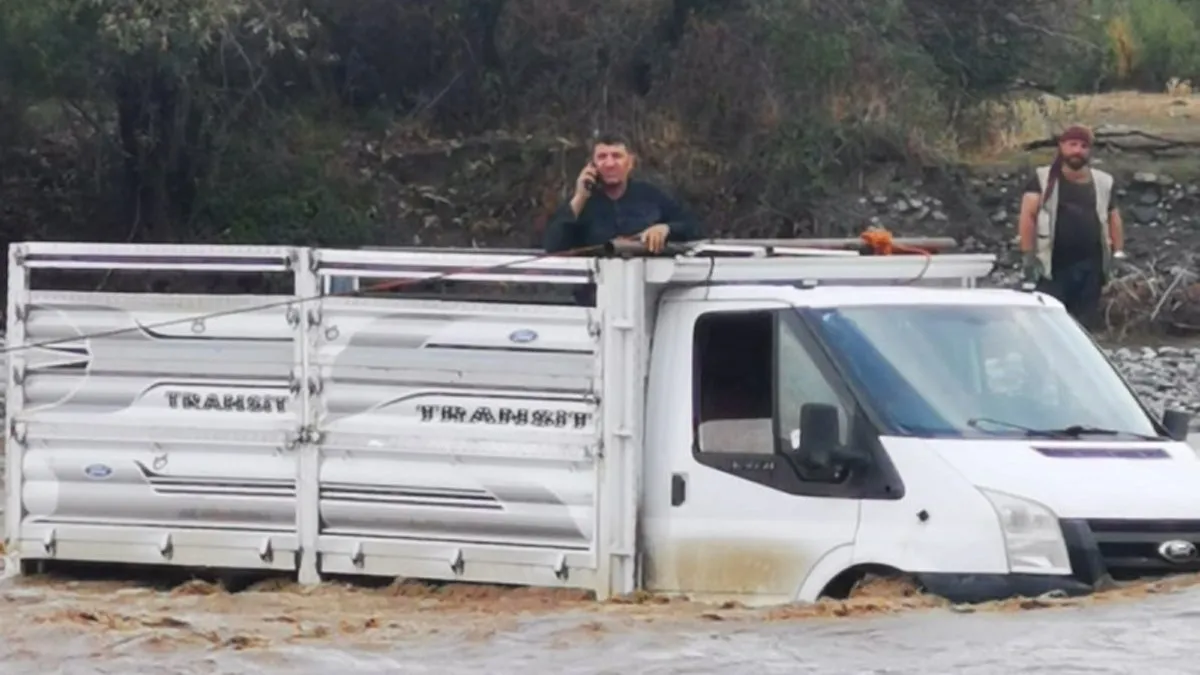 Diyarbakır’da sağanak: Kamyonetiyle çayda mahsur kaldı!