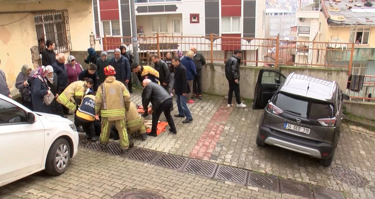 Frenleri tutmayan otomobil istinat duvarına çarptı