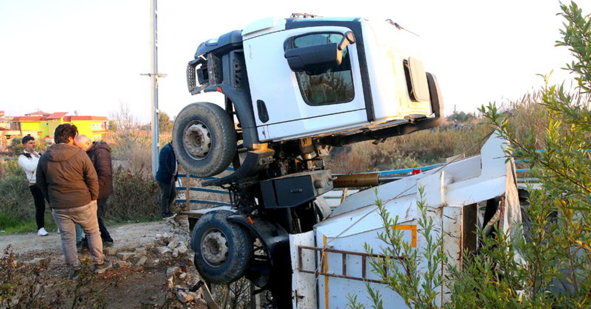 Hatay’da köprü çöktü, kamyon dereye düştü