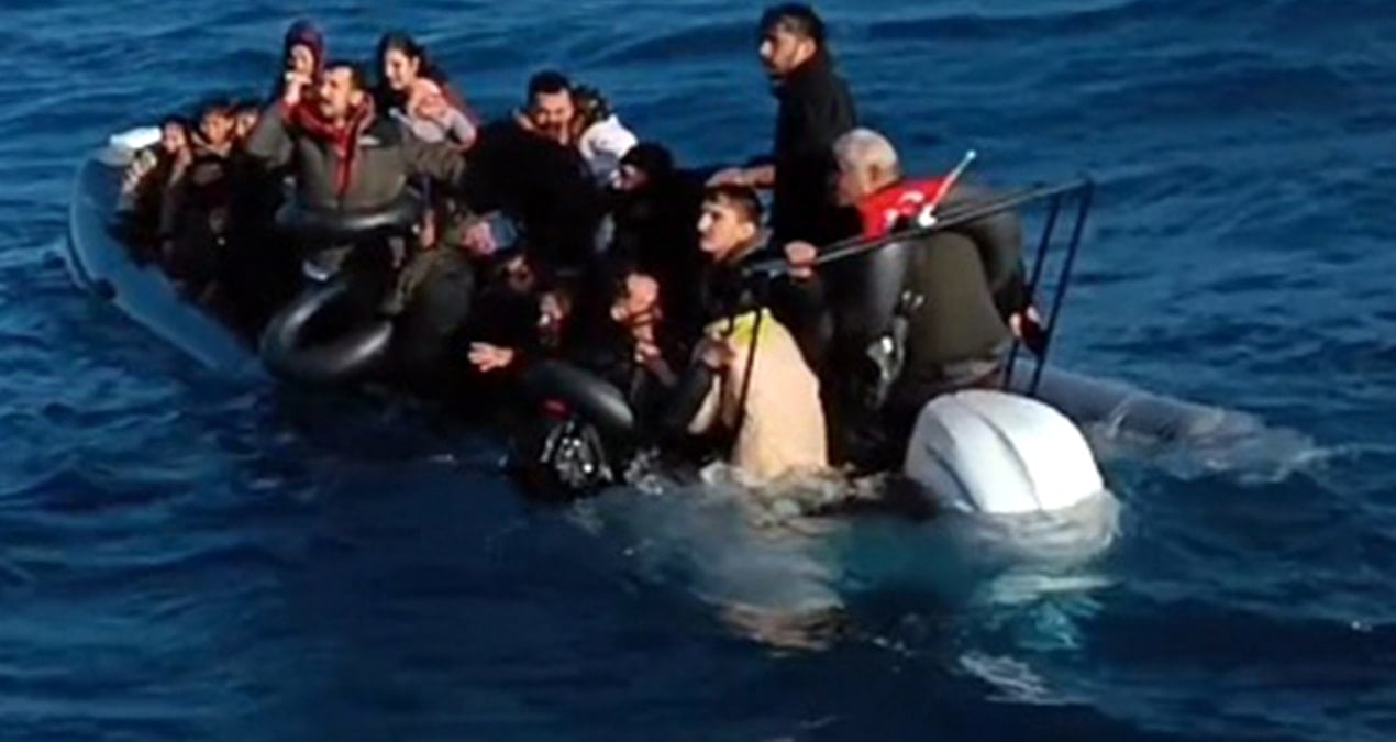 Ölümüne yolculuk: Sahil güvenlik son anda yetişerek faciayı önledi