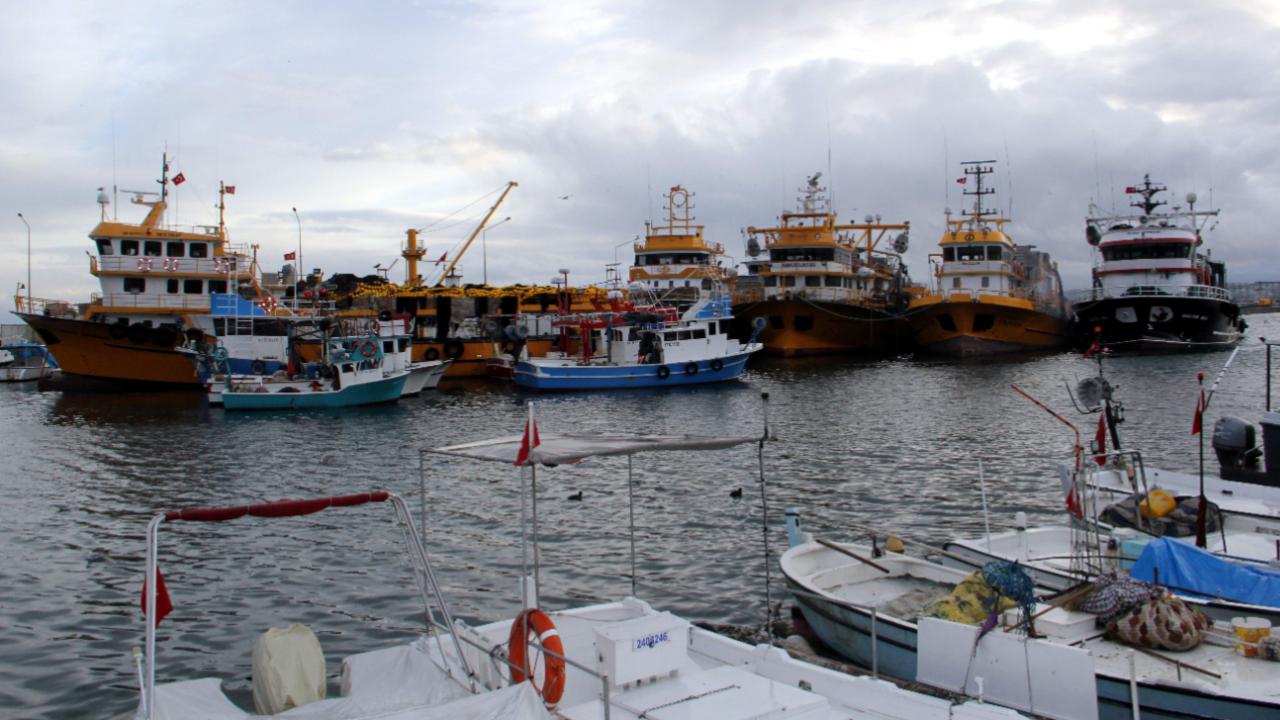 Balıkçılar fırtına öncesi Sinop Limanı’na sığındı