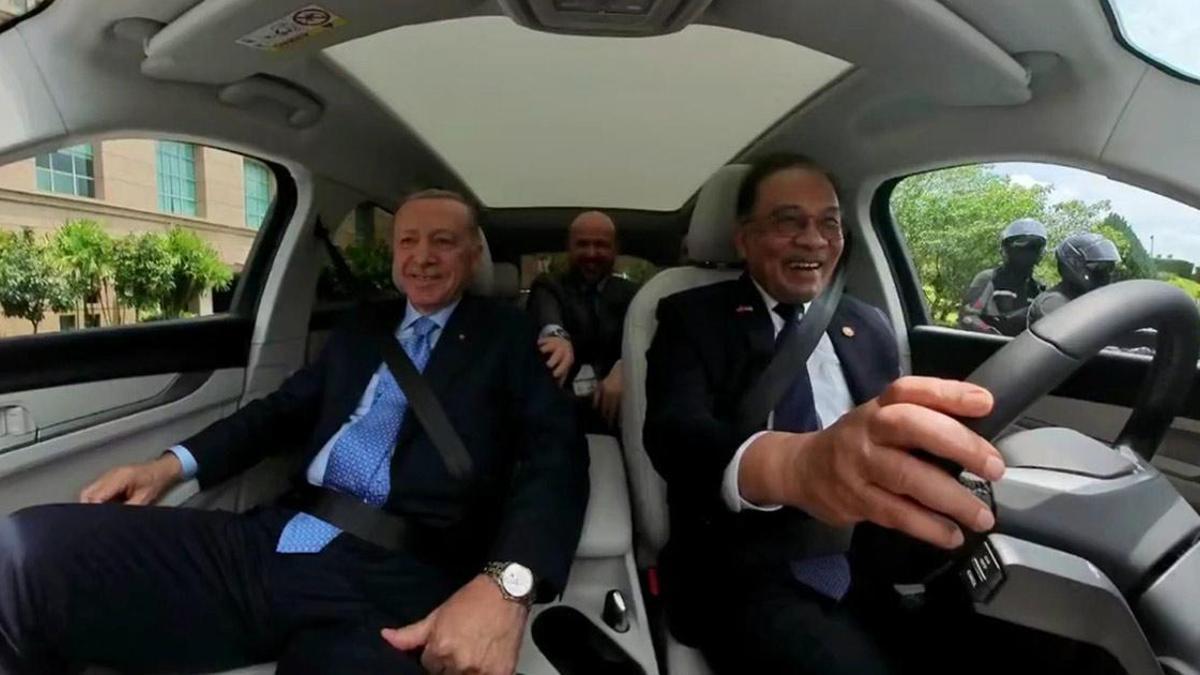 Cumhurbaşkanı Erdoğan ile Enver İbrahim arasında Malezya’da gülümseten anlar