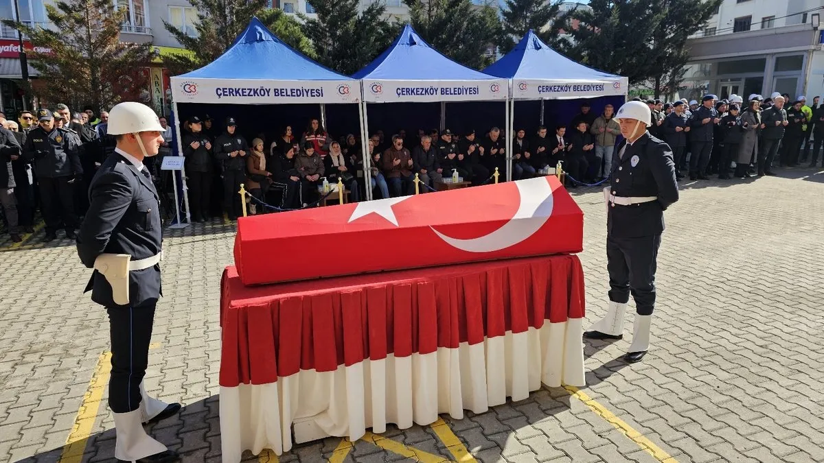 Meslektaşlarının omzunda son yolculuğuna uğurlandı