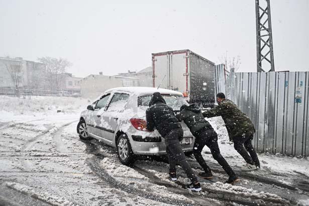 Son dakika… İstanbul’da kar yağışı sonrası trafikte zor anlar: Araçlar yollarda kaldı